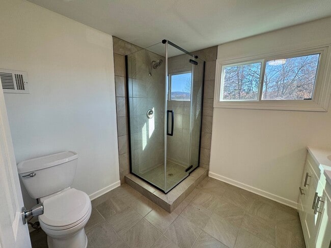 Building Photo - UPDATED 3 bed, 2 1/2 bath in central Lincoln