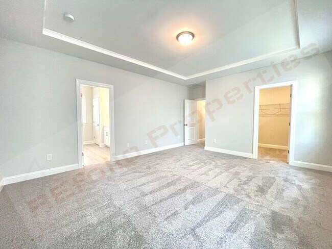 Building Photo - Gorgeous 4 Bedroom 3 Bath Home with Fiber ...