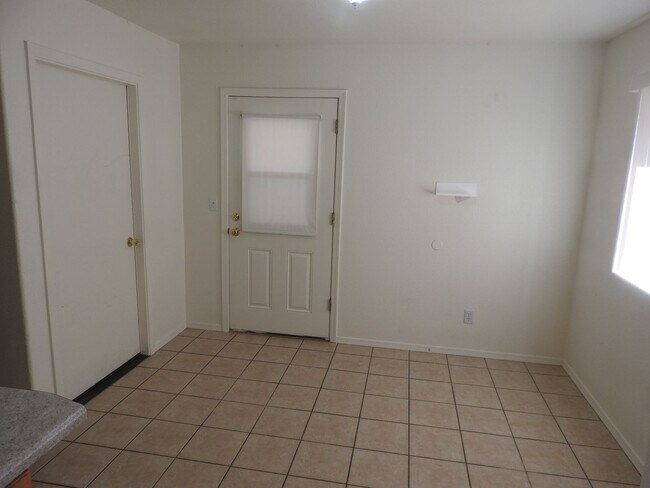 Building Photo - K-1022