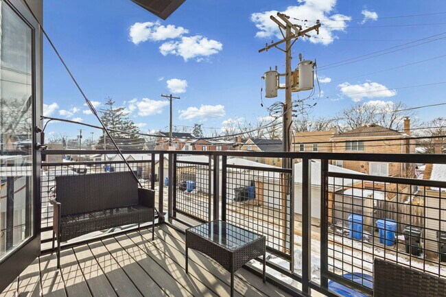 Building Photo - 6246 N Pulaski Rd