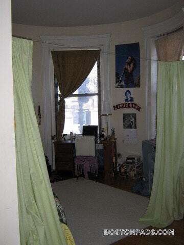 Building Photo - 583 Beacon St