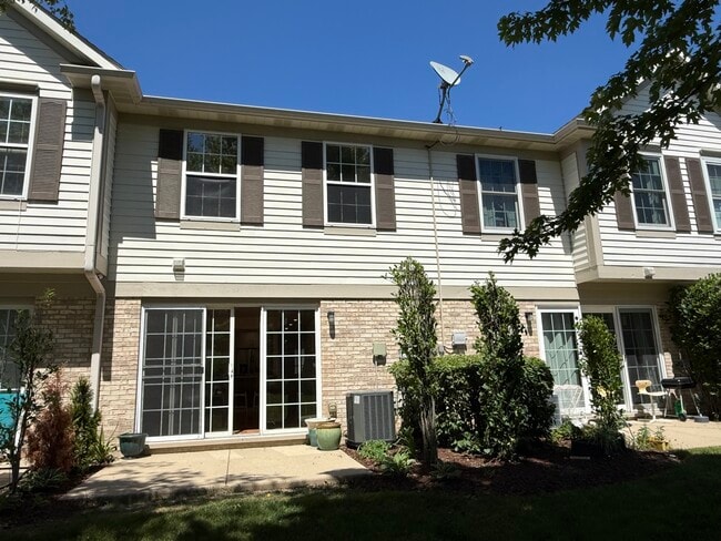 Building Photo - 1971 Lilac Ct