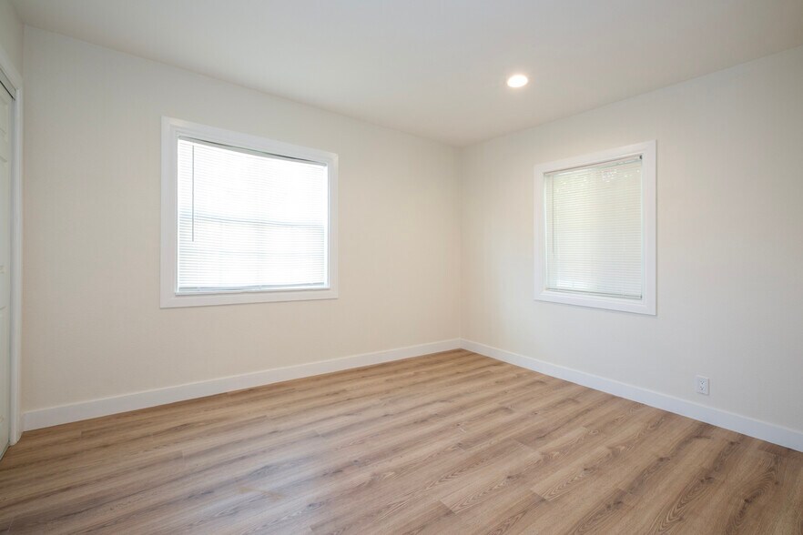 Building Photo - 7912 Vineland Ave