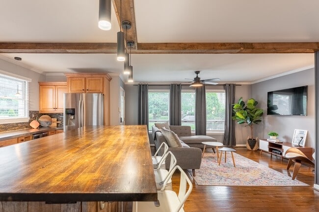 Building Photo - 1601 15th Ave S