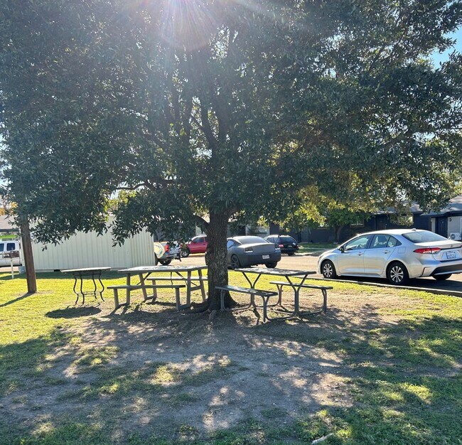 Primary Photo - 3200-3200 Grider Cir