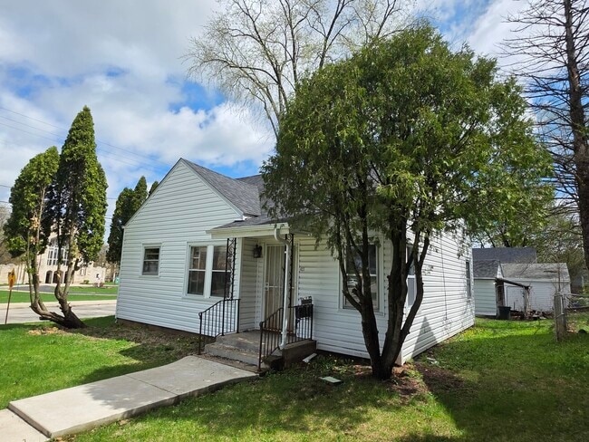 Building Photo - 427 N Henrietta Ave