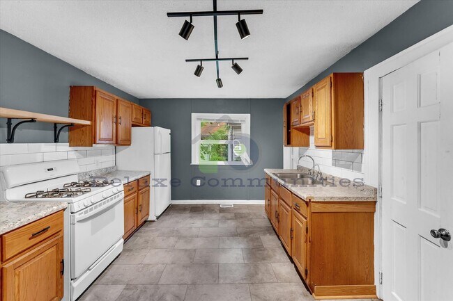 Building Photo - 636 Livingston Ave NE