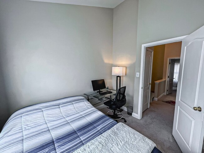 Building Photo - Lovely Tri-Level 3 Bedroom 2 Bathroom And ...