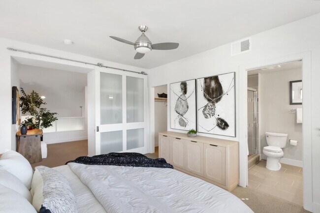 Building Photo - Gorgeous townhouse