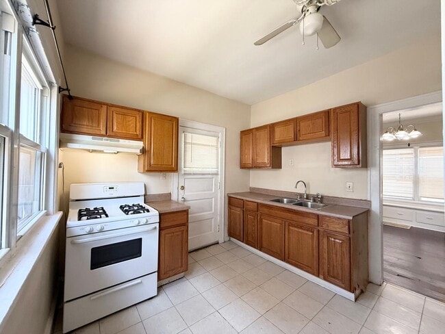 Building Photo - 3545 W 129th St