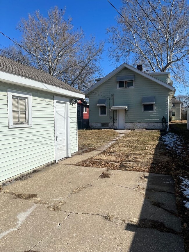 Building Photo - Spacious updated 4 bed 2 bath home in the heart of Rock Island!