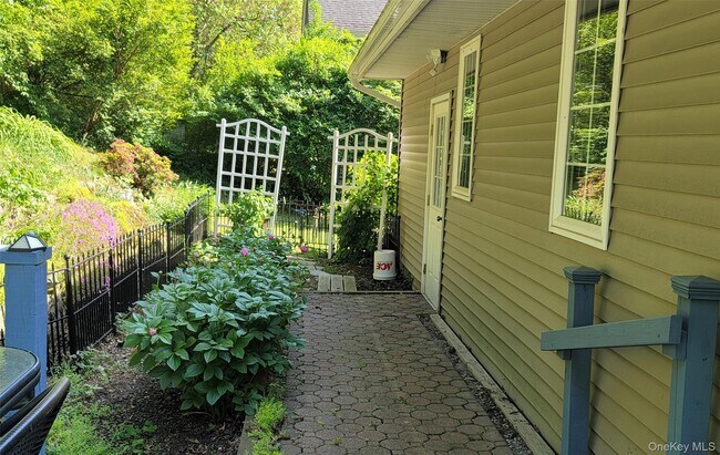 Building Photo - 23 Violet Pl