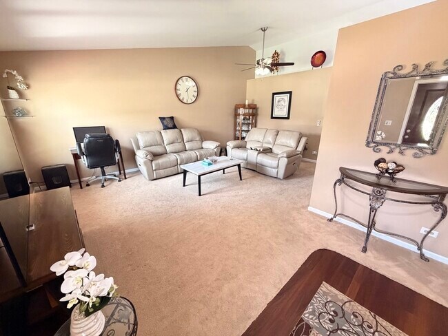 Building Photo - 1219 Huntington Dr