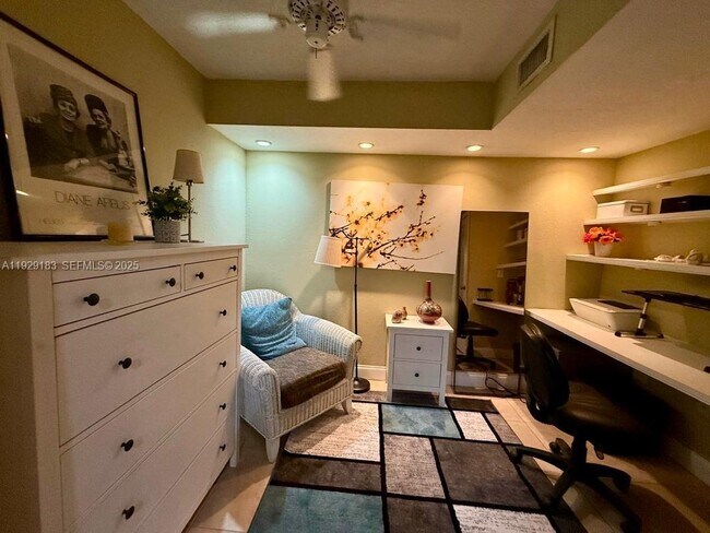 Building Photo - 910 Michigan Ave