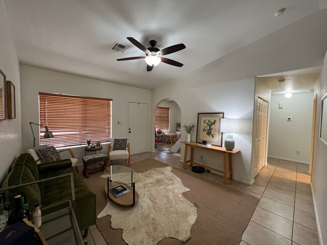 Building Photo - SOLAR & POOL HOME!