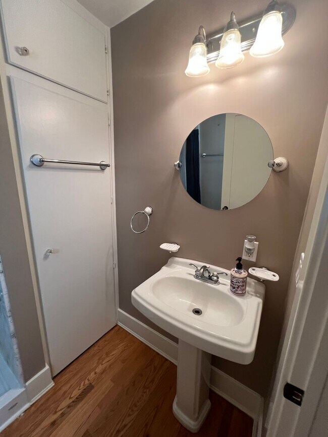 Building Photo - Fabulous 4 Bed 2 Bath One Story Craftsman ...