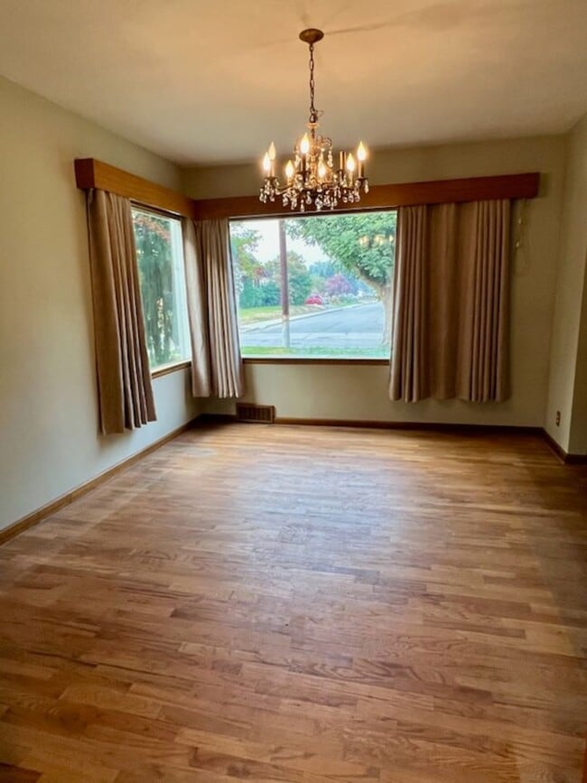 Building Photo - Located in the Historic District! 3+ beds, 1.5 bath, single garage, hardwood floors and MORE!