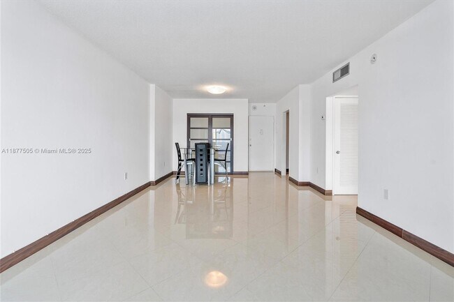 Building Photo - 400 Kings Point Dr