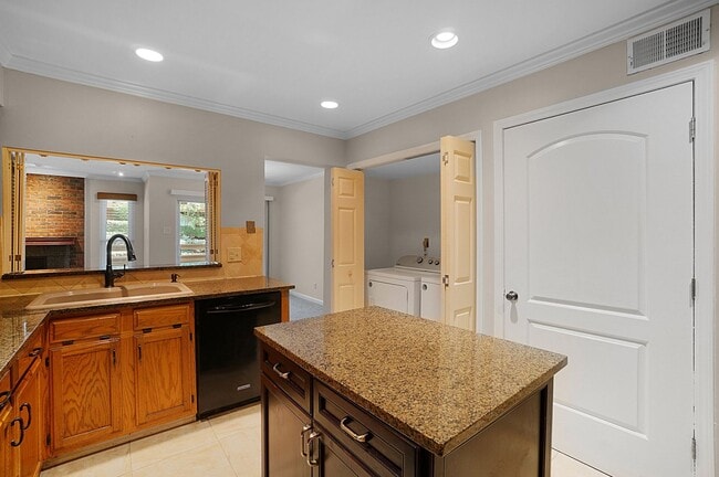 Building Photo - Spacious 2-Bedroom, 2-Bath Condominium in ...