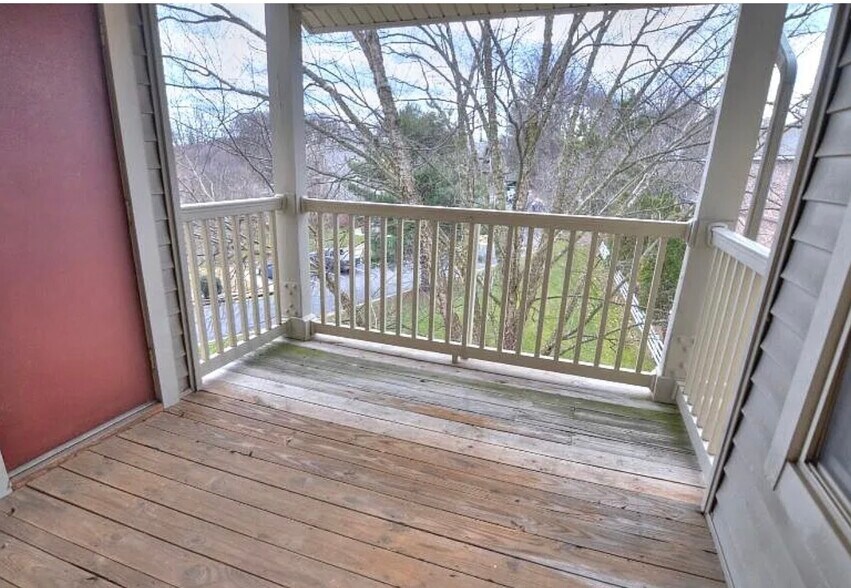 Building Photo - 1707 Ascot Way