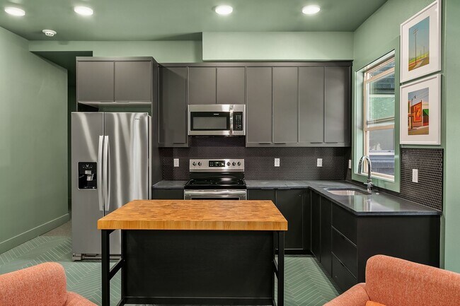 Building Photo - Roost on 17th - Rooming House