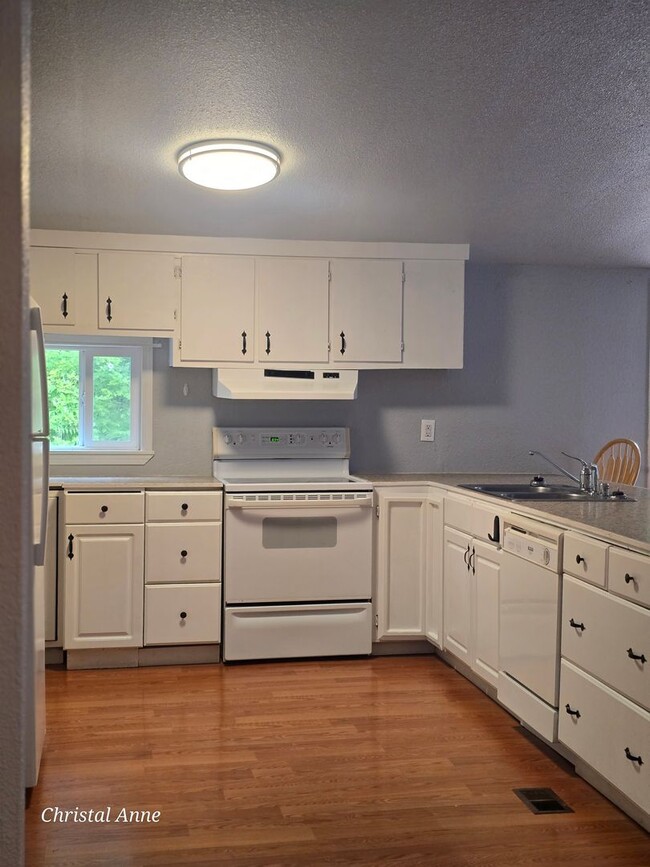 Building Photo - 2 bedroom outside of town!