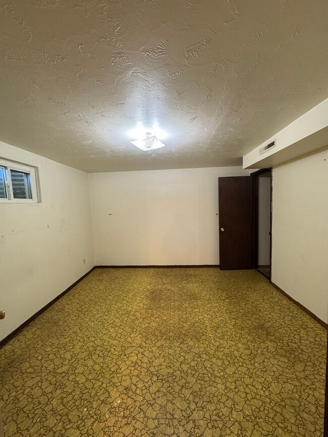 Building Photo - Single Family Home
