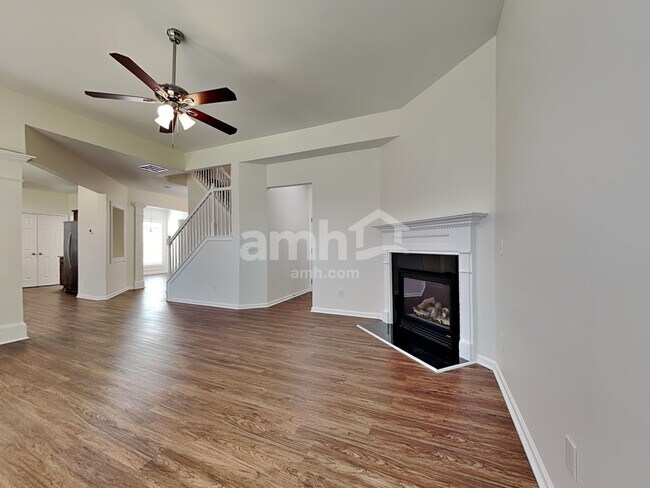 Building Photo - 1152 Balvaird Dr SE