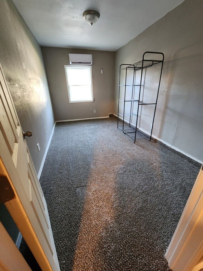Building Photo - 5 Bed 1.5 Bath Home in Midwest City!