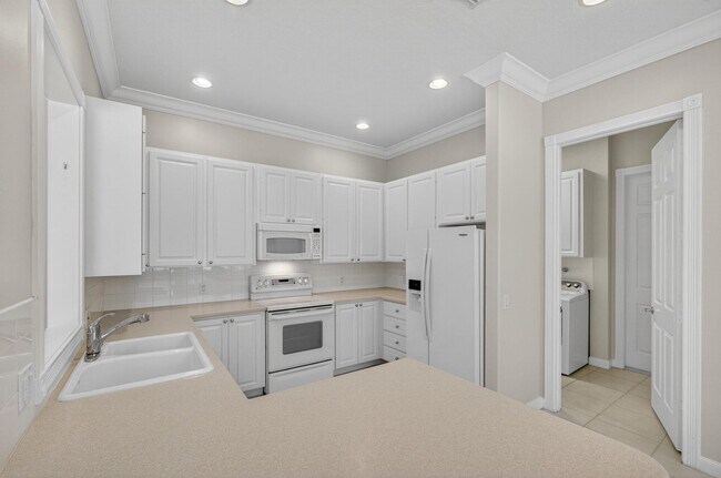 Building Photo - 121 Savona Dr