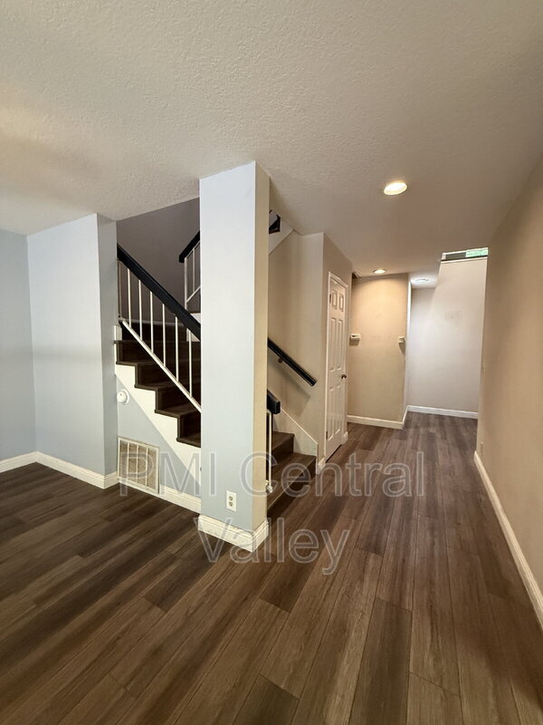 Building Photo - 1725 Edgebrook Dr