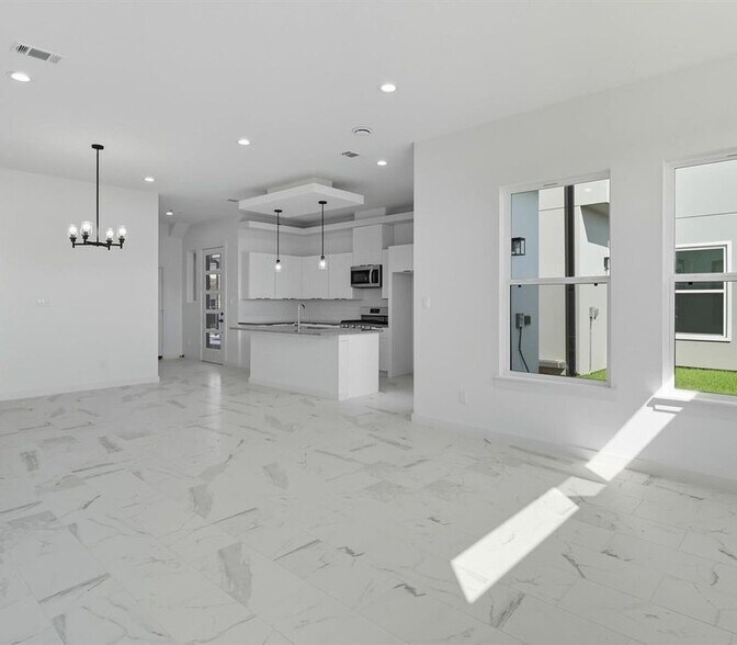 Building Photo - 2921 El Fenice Ln