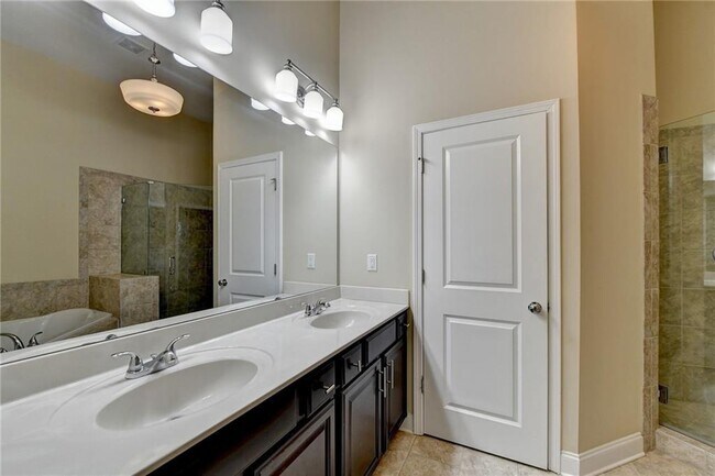 Building Photo - 2405 Tenor Ln