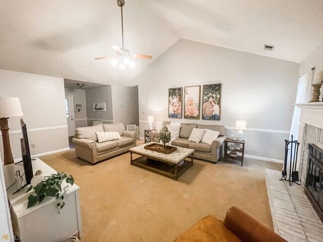 Building Photo - Fantastic 3bd/2ba home! Coming soon!