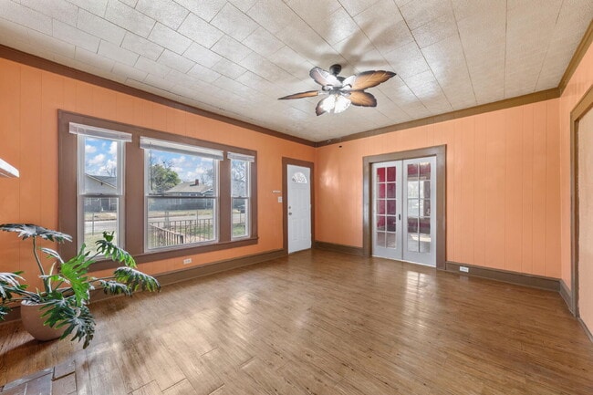 Building Photo - Stylish 1920s Gem Near Downtown with Fresh Updates