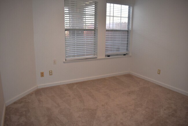 Building Photo - 9435 Soaring Oaks Dr