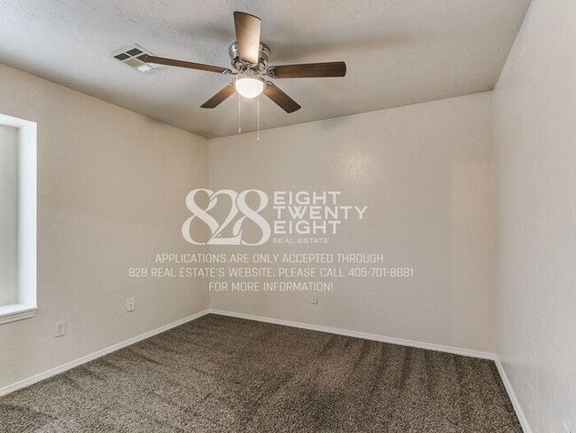 Building Photo - *AVAILABLE NOW!* Spacious 3 Bed/2.5 Bath Duplex Townhome Available in Norman!