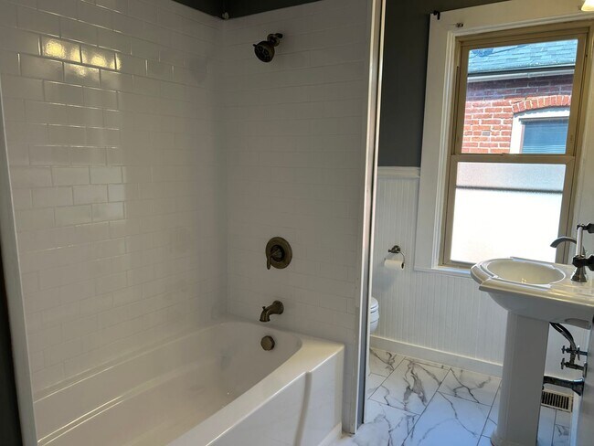 Building Photo - Beautiful 3 Bedroom, 1.5 Bath *2 Car Detac...