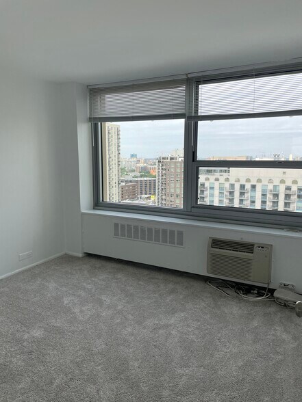 Building Photo - 1255 N Sandburg Ter