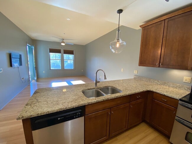 Building Photo - Downtown - Modern Condo minutes from the c...