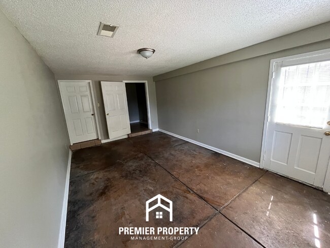 Building Photo - Charming 3BR/1BA Near Parkway Village | 1,305 Sq Ft, Open Kitchen & Large Fenced Yard