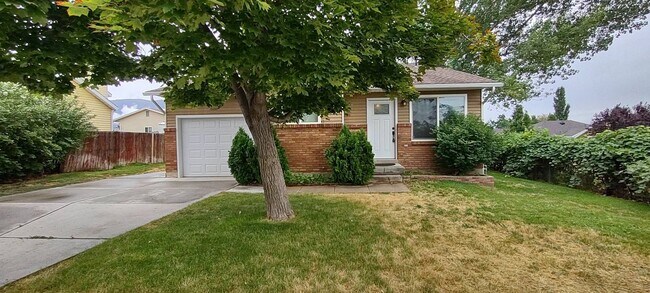 Building Photo - Charming Layton Home