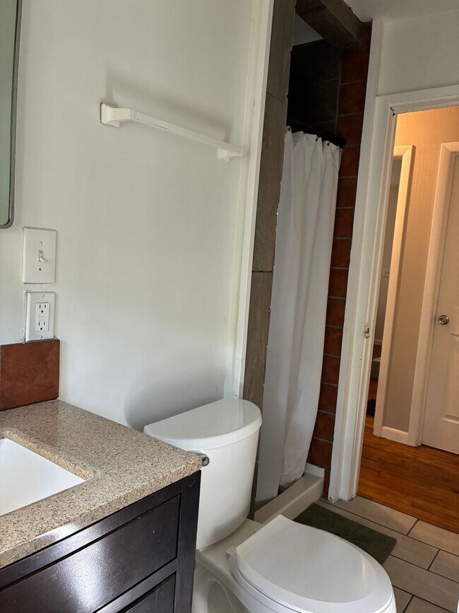 Building Photo - 3 bedroom 2 bathroom near St. Mary's Hospital