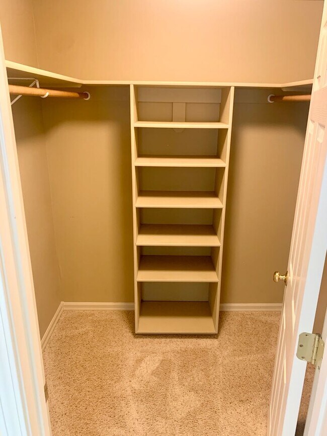 Building Photo - Beautiful 3 bed 2 bath condo on the west end!