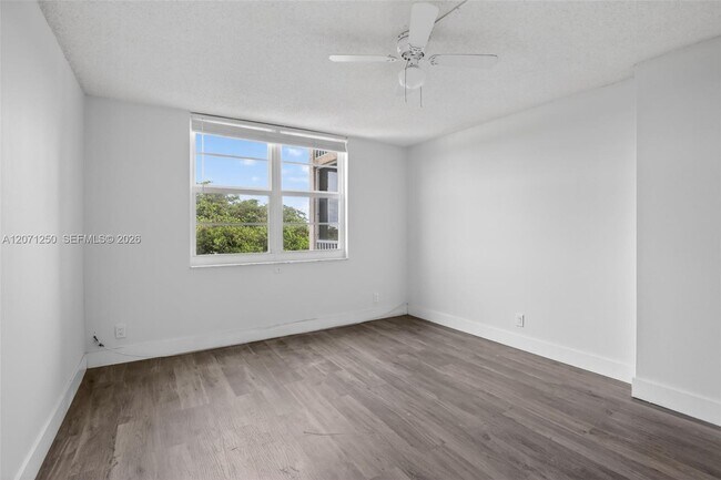 Building Photo - 250 Jacaranda Dr