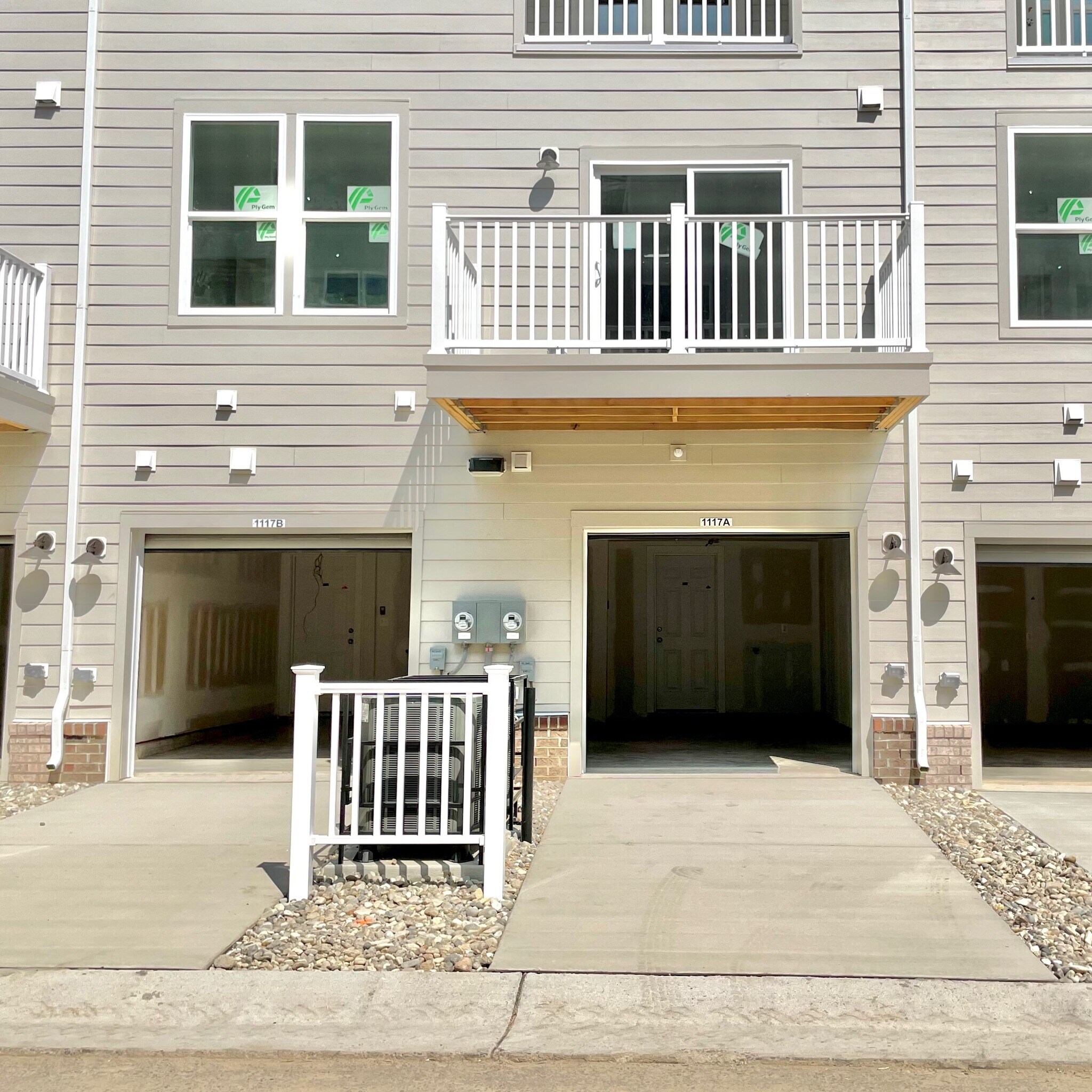 1 car Garage, private driveway, balcony on 2nd floor - 1117 N Lombardy St