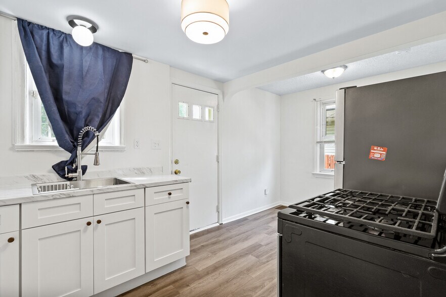 Kitchen - 1725 E Frankfort St