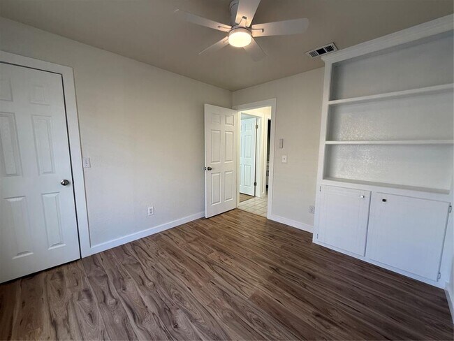 Building Photo - 2009 Dena Dr