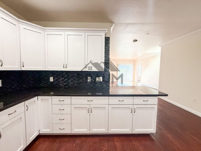 Building Photo - 332 S Virgil Ave