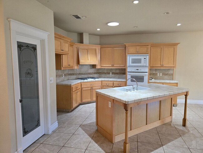 Building Photo - 105 Sterling Oaks Dr